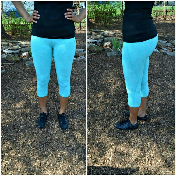 Solid High-Waisted Yoga Capris - Mint