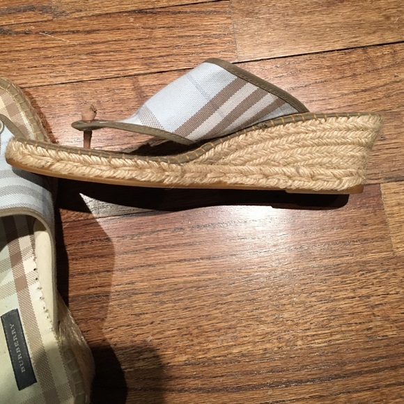 Burberry check wedge with burlap detail. - Picture 2 of 4