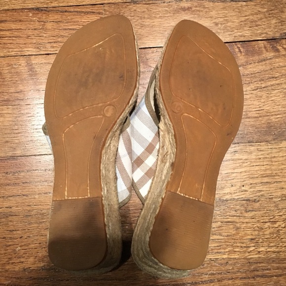 Burberry check wedge with burlap detail. - Picture 3 of 4