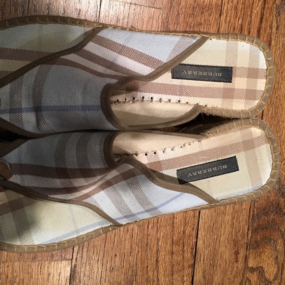 Burberry check wedge with burlap detail. - Picture 4 of 4