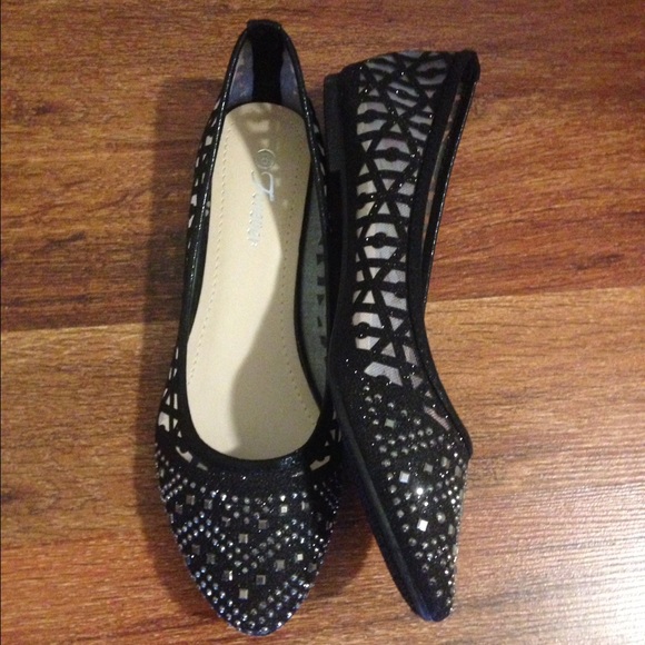 Boutique Shoes - NWT Embellished Cut-Out Flats