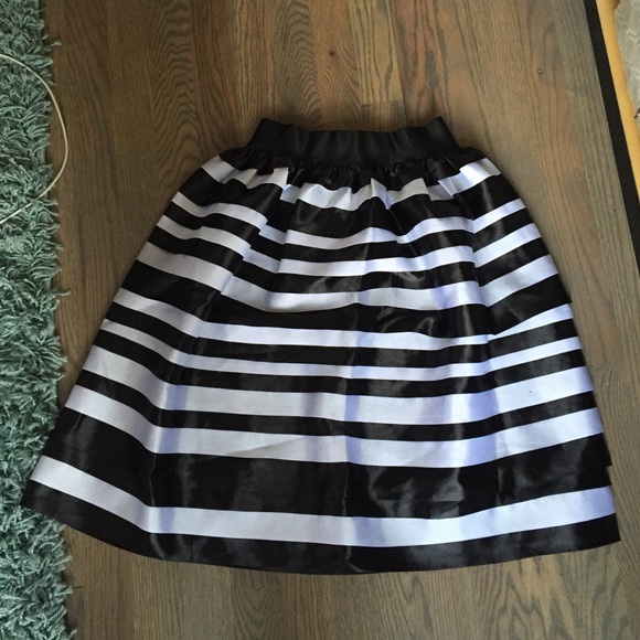 HP 🎉🎉 $30 A-line skirt