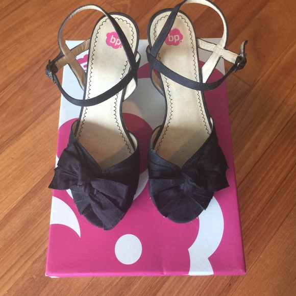 SHOES - Picture 2 of 4