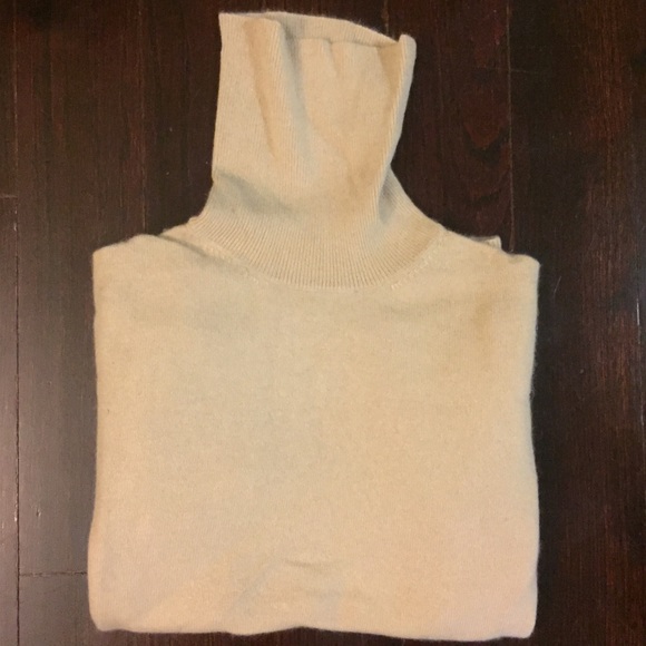 ⬇️⬇️Bloomingdale's Sutton Studio 100% Cashmere - Picture 2 of 4