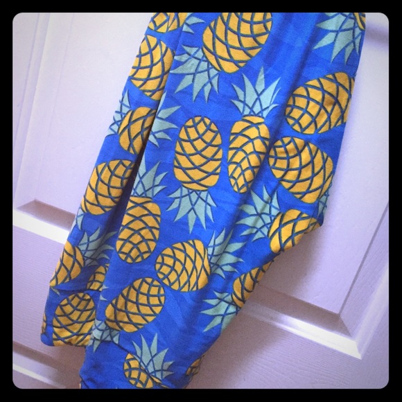 LuLaRoe Tall & Curvy pineapple leggings!