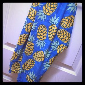 LuLaRoe Tall & Curvy pineapple leggings!
