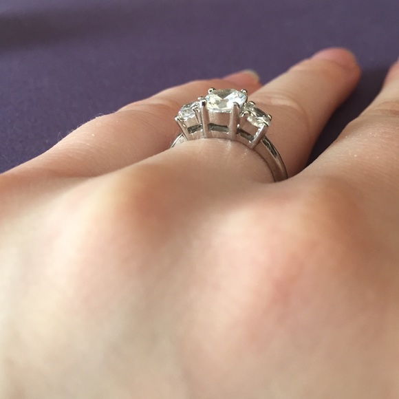 Beautiful ring - Picture 2 of 4