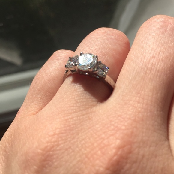 Beautiful ring - Picture 3 of 4