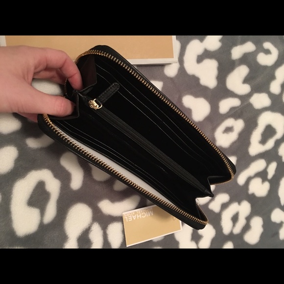 Michael Kors Logo Continental Wallet💕 - Picture 3 of 4