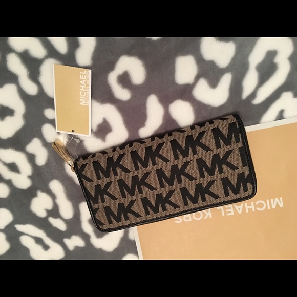Michael Kors Logo Continental Wallet💕 - Picture 4 of 4