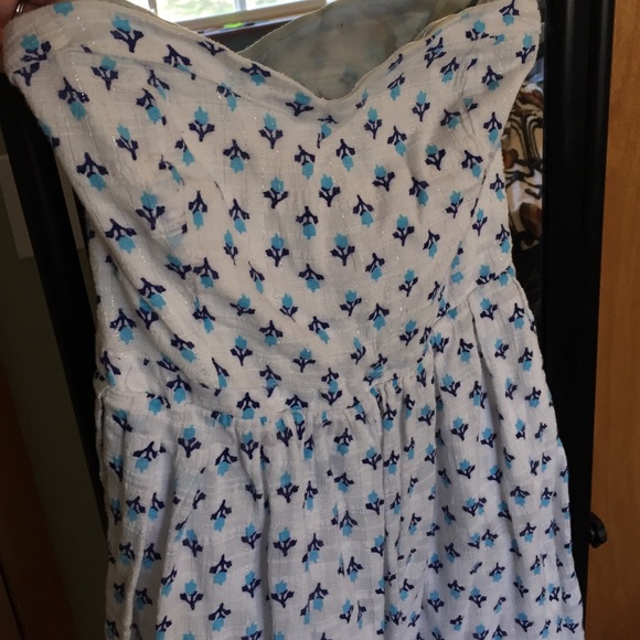 White strapless dress with bye tulip print