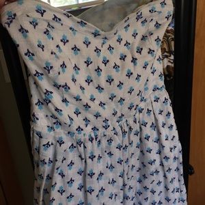 White strapless dress with bye tulip print