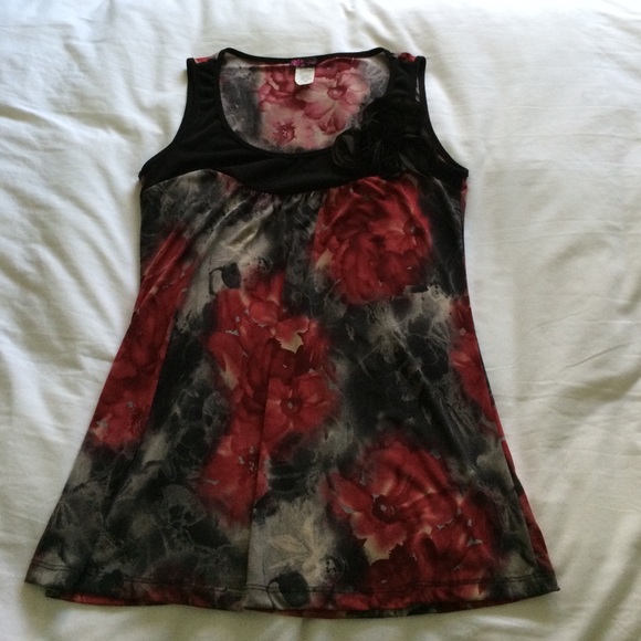 Red/black floral sleeveless blouse