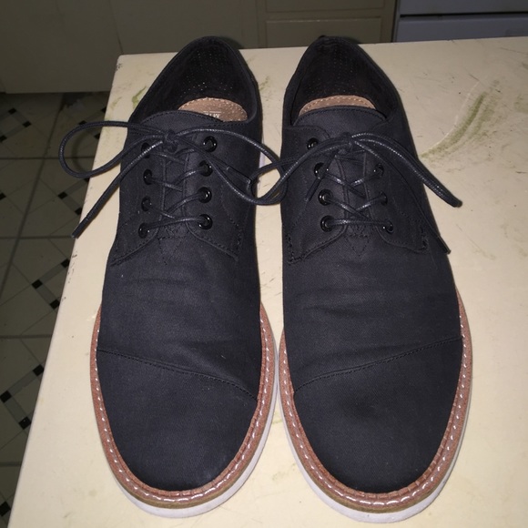 Men's black lace up Tom shoes.
