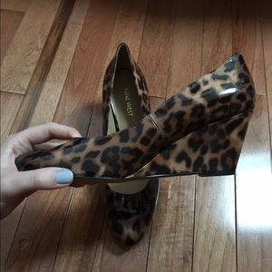 8M leopard print patent leather Nine West wedges
