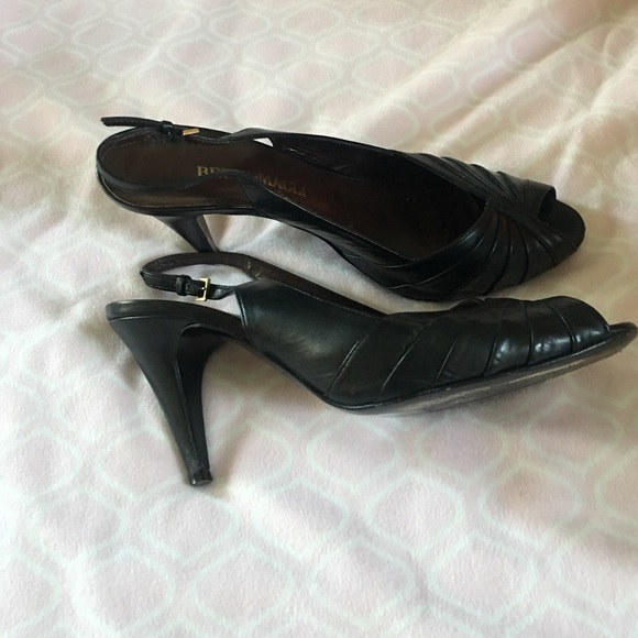 The black shoe - Picture 2 of 3