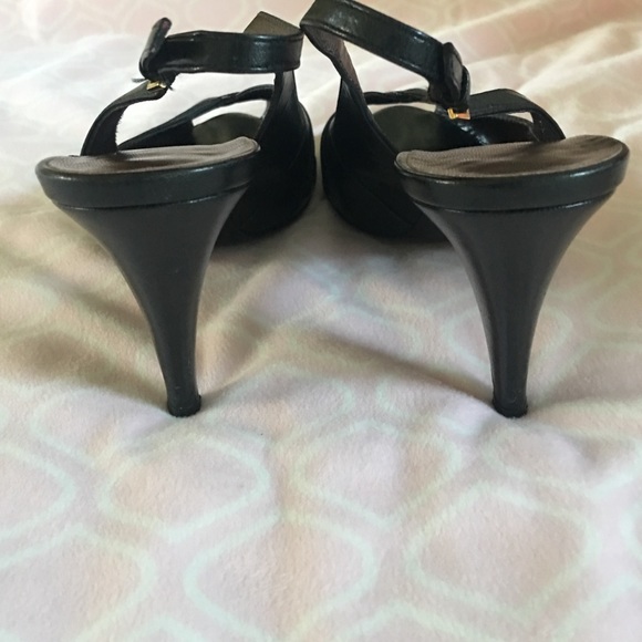 The black shoe - Picture 3 of 3