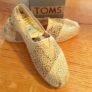 TOMS Classic White Crochet Sz 7 - Brand New in Box