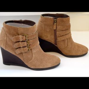 Camel wedge boots