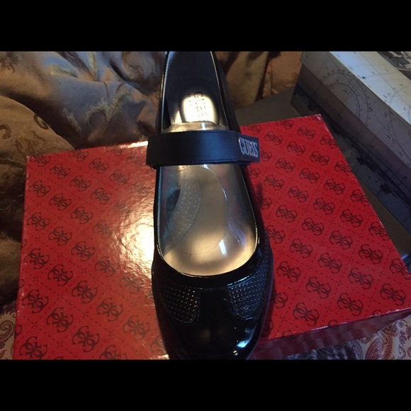 Guess - Picture 2 of 3