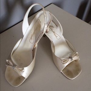 Ivory open toe shoe - Size 7