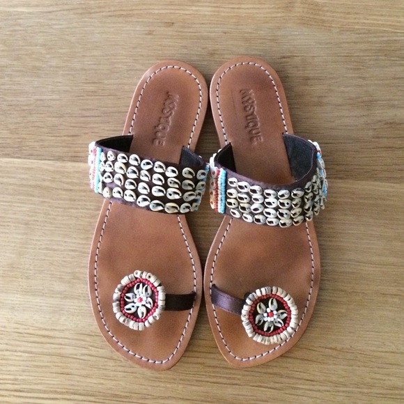 Flat Sandals with Shells