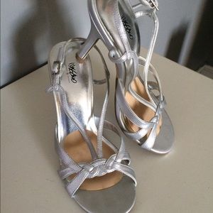 Missimo Hailey Silver shoe. Size 7