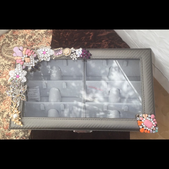 Eyeglass/sunglass display case.