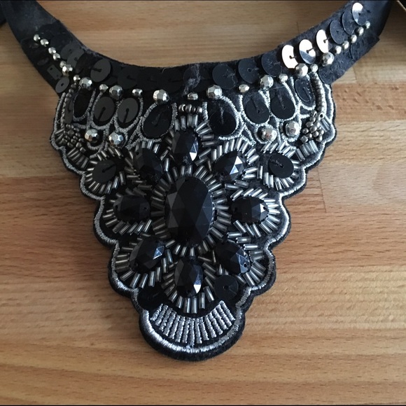 🏝Black Jewel Bib Necklace - Picture 2 of 3