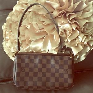 LV pochette