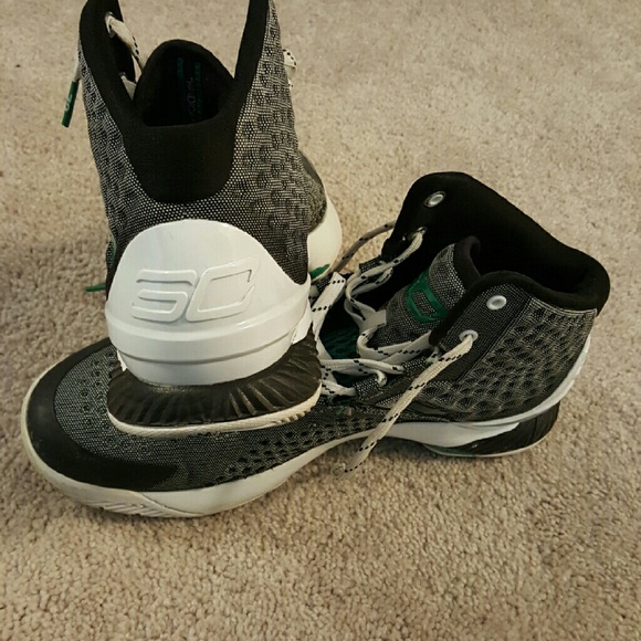 Basketball shoes - Picture 1 of 3