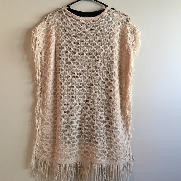 🎉SALE 🎉BERO ,SHEER FRINGE TOP🎉Medium , - Picture 3 of 3