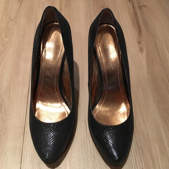BCBG Generation Black Pumps