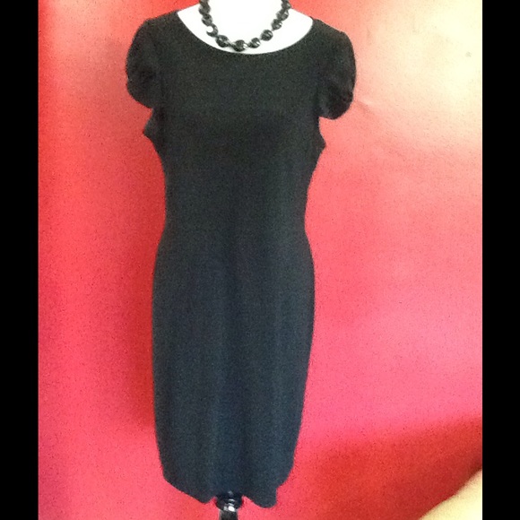 ELEGANT Black Dress w/beautiful capped sleeves