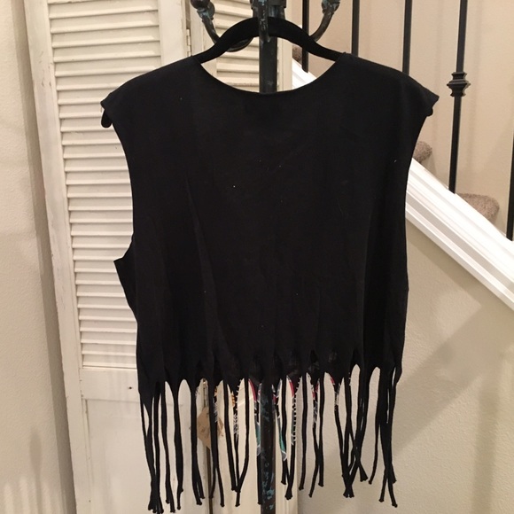 Title Unknown | sleeveless black v-neck - Picture 4 of 4