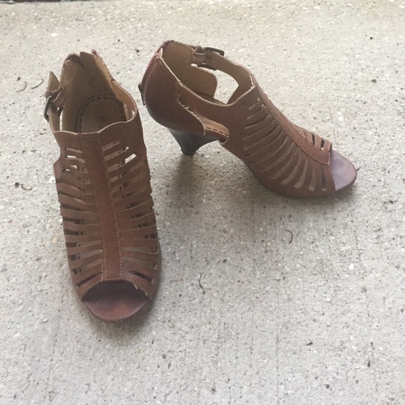 Straps heels
