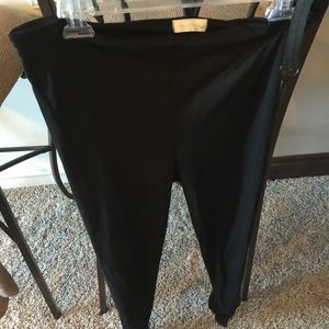 Black maternity leggings.