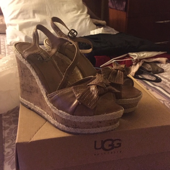 Summer wedges with a bow