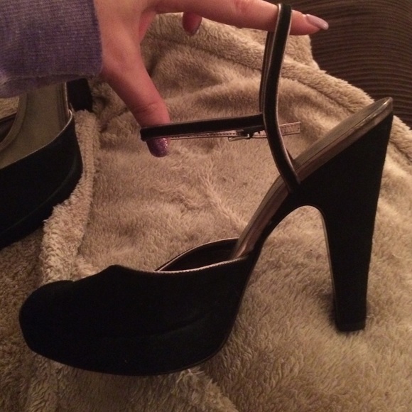 Cassandra Ray black heels - Picture 2 of 4