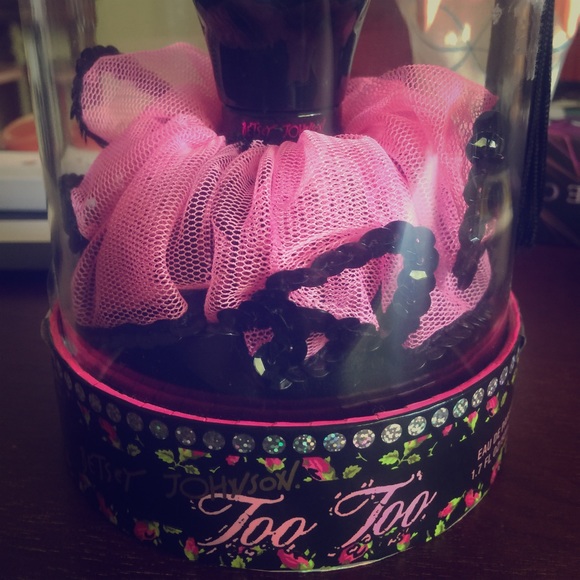 SALE🎈💐BETSY JOHNSON PERFUME TOOTOO💐