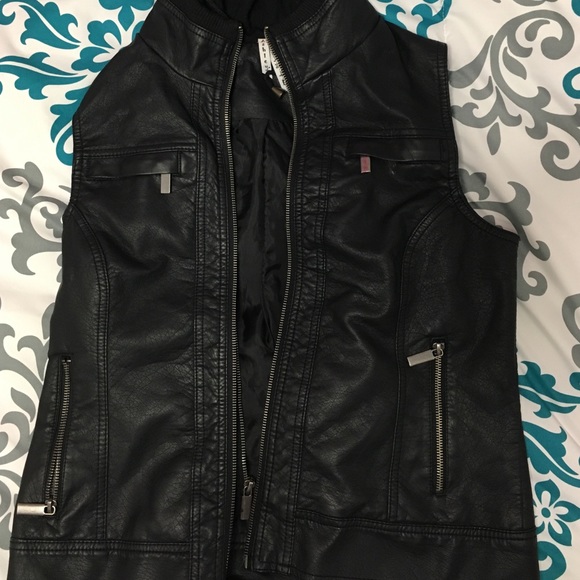 Black hooded sleeveless jacket - Picture 2 of 3