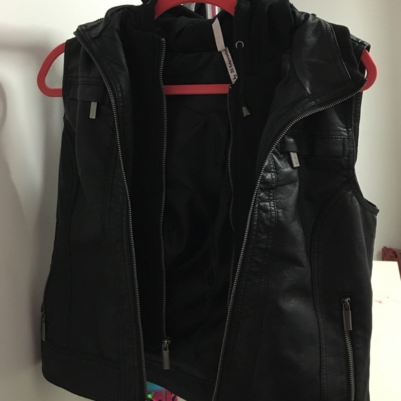 Black hooded sleeveless jacket - Picture 3 of 3
