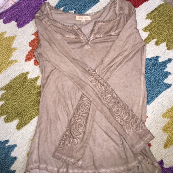 Long sleeve shirt with flower details on sleeves