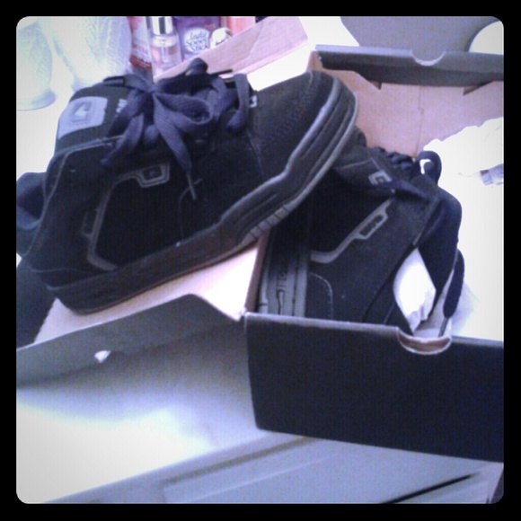 globe school shoes