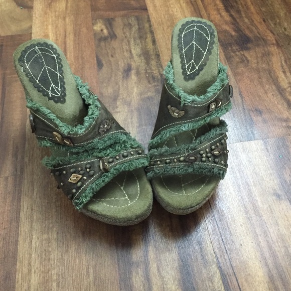 Adorable Wedges Size 8