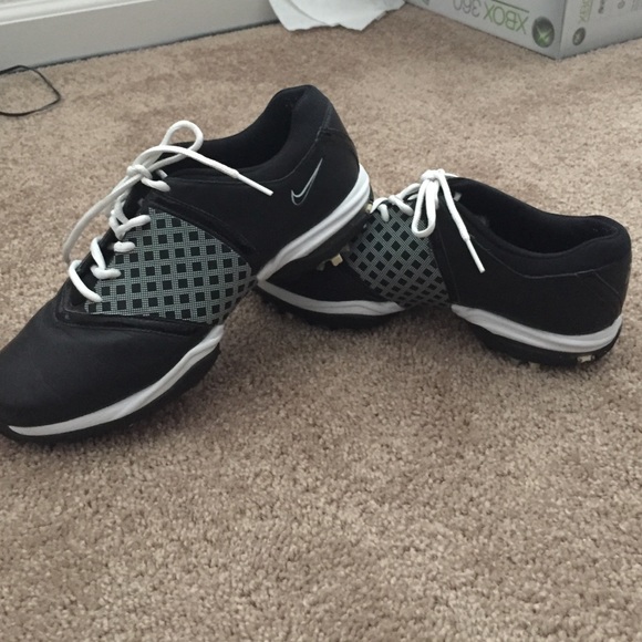 Golf shoes worn twice in good condition
