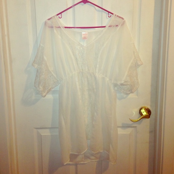 🎉🎉 adorable white swim cover up!