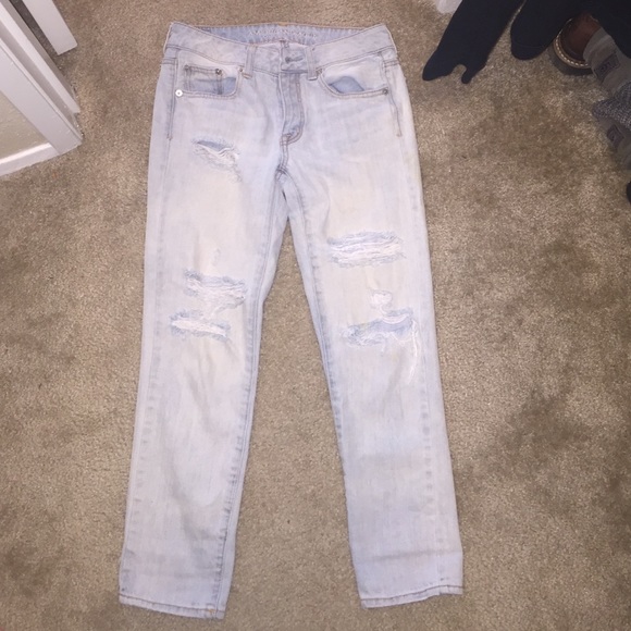 Light wash AE distressed boyfriend jeans