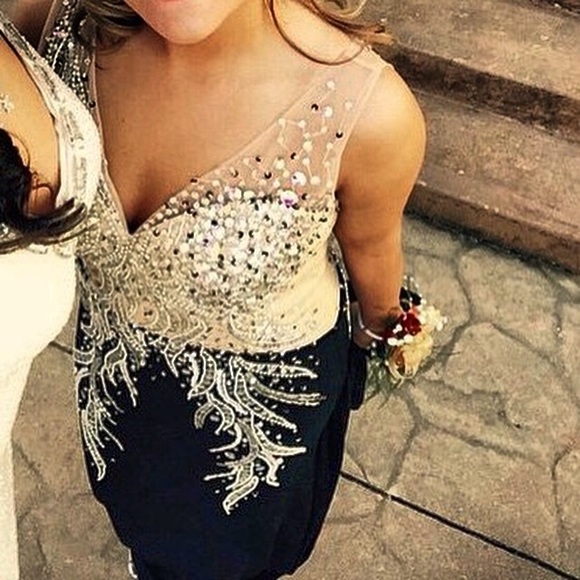 Gorgeous prom dress, flowy and falls to floor - Picture 1 of 1