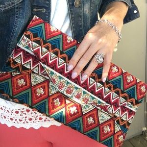 💜HP💜 Aztec clutch - NEVER USED 💛💛